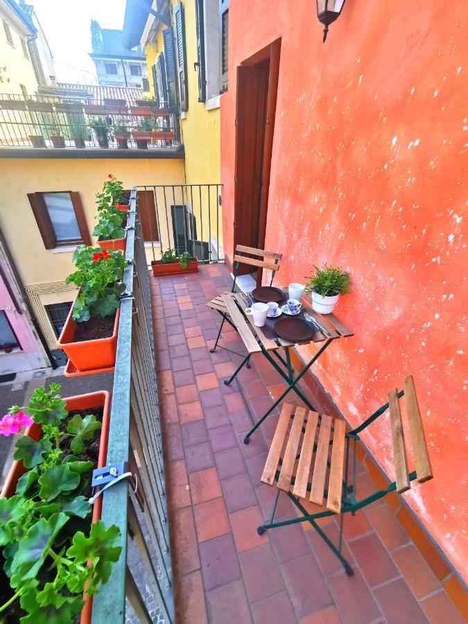 Old Town Apartment With Terrace - Live Love Lake ペスキエーラ・デル・ガルダ エクステリア 写真